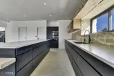 Cuisine ouverte, plomberie et robinetterie, plancher chauffant, ventilation.